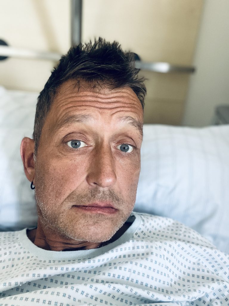 Ein Foto von Meutis erschöpftem Gesicht im Krankenhausbett